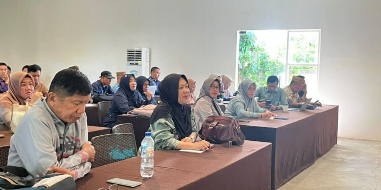 Sekretaris Diskominfo Bone Bolango, Eriana Pajria Ningsih saat mengikuti kegiatan Bimbingan Teknis Pejabat Pengelola Informasi dan Dokumentasi (PPID) serta Sosialisasi Monitoring dan Evaluasi Keterbukaan Informasi Publik Tahun 2026 yang dilaksanakan oleh Pemerintah Provinsi Gorontalo di Oma Caffe, Pohuwato, Rabu (19/8/2026). (F. Indra/Diskominfo)