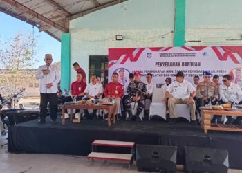 Bupati Bone Bolango Ismet Mile saat menghadiri penyerahan bantuan perikanan kepada nelayan di Pangkalan Pendaratan Ikan (PPI) Inengo, Rabu (19/8/2026). (F.Istimewa)