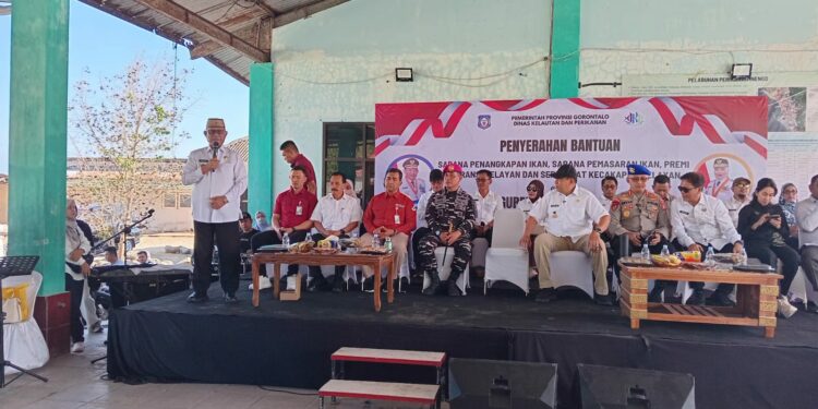 Bupati Bone Bolango Ismet Mile saat menghadiri penyerahan bantuan perikanan kepada nelayan di Pangkalan Pendaratan Ikan (PPI) Inengo, Rabu (19/8/2026). (F.Istimewa)