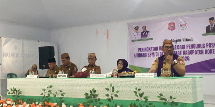 Ketua Tim Pembina Posyandu Bone Bolango, Ruwaida Ismet Mile saat menghadiri Bimbingan Teknis Peningkatan Kapasitas bagi Pengurus Posyandu 6 Bidang SPM di Desa tingkat Kabupaten Bone Bolango tahun 2026 di BPU Kabila, Senin (24/8/2026). (F.Indra/Diskominfo)