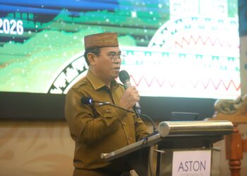 Sekda Iwan Mustapa saat menghadiri Forum Koordinasi Percepatan Pembangunan Infrastruktur Jalan Pinogu di Hotel Aston Kota Gorontalo, Senin (24/8/2026). (F.Yudi/Prokopim)