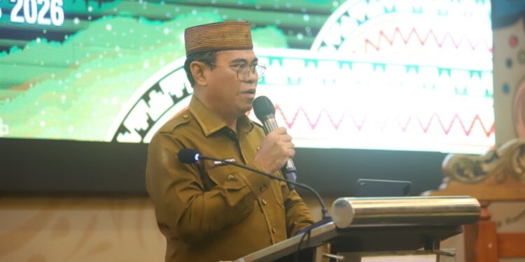 Sekda Iwan Mustapa saat menghadiri Forum Koordinasi Percepatan Pembangunan Infrastruktur Jalan Pinogu di Hotel Aston Kota Gorontalo, Senin (24/8/2026). (F.Yudi/Prokopim)