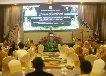 Sekda Iwan Mustapa saat menghadiri Forum Koordinasi Percepatan Pembangunan Infrastruktur Jalan Pinogu di Hotel Aston Kota Gorontalo, Senin (24/8/2026). (F.Yudi/Prokopim)