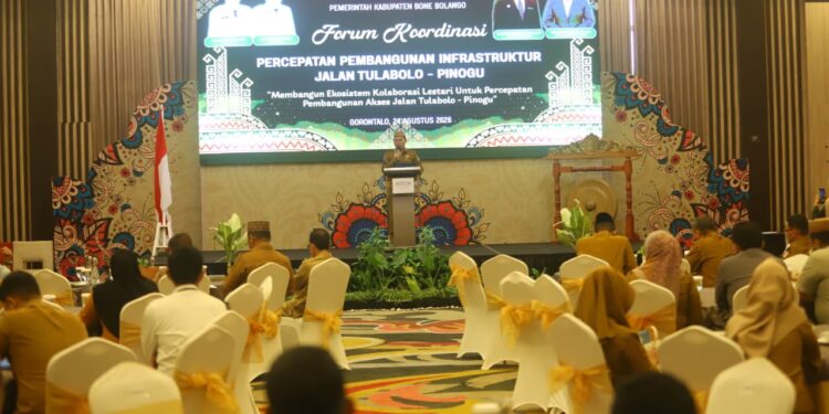 Sekda Iwan Mustapa saat menghadiri Forum Koordinasi Percepatan Pembangunan Infrastruktur Jalan Pinogu di Hotel Aston Kota Gorontalo, Senin (24/8/2026). (F.Yudi/Prokopim)