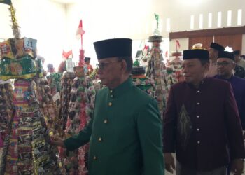 Bupati Ismet Mile didampingi Wakil Bupati Risman Tolingguhu, Sekretaris Daerah Iwan Mustapa serta jajaran Forkopimda saat menghadiri Doa Puncak Peringatan Maulid Nabi Muhammad SAW 1448 Hijriah di Masjid Agung Al-Marhamah Suwawa, Selasa (25/8/2026). (F.Indra/Diskominfo)