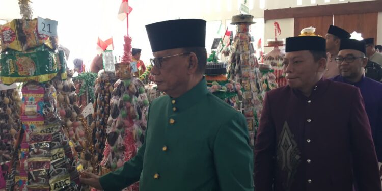 Bupati Ismet Mile didampingi Wakil Bupati Risman Tolingguhu, Sekretaris Daerah Iwan Mustapa serta jajaran Forkopimda saat menghadiri Doa Puncak Peringatan Maulid Nabi Muhammad SAW 1448 Hijriah di Masjid Agung Al-Marhamah Suwawa, Selasa (25/8/2026). (F.Indra/Diskominfo)