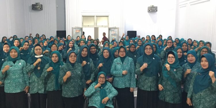 Sosisalisasi Hasil Rakernas X PKK Tahun 2025 bagi T.P PKK Kabupaten, Kecamatan, Desa dan Kelurahan oleh T.P PKK Provinsi Gorontalo di Aula Bappeda Litbang Bone Bolango, Kamis (26/8/2026). (F.Indra/Diskominfo)