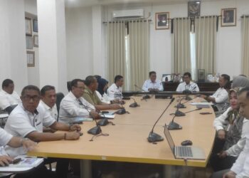 Sekda Iwan Mustapa saat mengikuti Entry Meeting Pemeriksaan Pendahuluan Kepatuhan Penyelenggaraan Penataan Ruang dalam Mendukung Program Pembangunan Nasional Tahun 2024 sampai Semester I Tahun 2026 pada Pemerintah Kabupaten Bone Bolango dan instansi terkait lainnya di lingkungan Provinsi Gorontalo di Ruang Rapat Sekda, Rabu (26/8/2026).