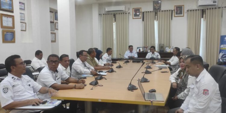 Sekda Iwan Mustapa saat mengikuti Entry Meeting Pemeriksaan Pendahuluan Kepatuhan Penyelenggaraan Penataan Ruang dalam Mendukung Program Pembangunan Nasional Tahun 2024 sampai Semester I Tahun 2026 pada Pemerintah Kabupaten Bone Bolango dan instansi terkait lainnya di lingkungan Provinsi Gorontalo di Ruang Rapat Sekda, Rabu (26/8/2026).
