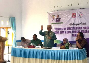 Bupati Ismet Mile saat membuka Bimbingan Teknis (Bimtek) Peningkatan Kapasitas bagi Pengurus Posyandu 6 Bidang Standar Pelayanan Minimal (SPM) Desa Tingkat Kabupaten Bone Bolango Tahun 2026 untuk wilayah Suwawa Cs di Aula Kantor Desa Boludawa, Kecamatan Suwawa, Kamis (27/8/2026). (F.Indra/Diskominfo)