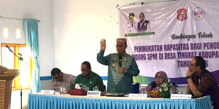 Bupati Ismet Mile saat membuka Bimbingan Teknis (Bimtek) Peningkatan Kapasitas bagi Pengurus Posyandu 6 Bidang Standar Pelayanan Minimal (SPM) Desa Tingkat Kabupaten Bone Bolango Tahun 2026 untuk wilayah Suwawa Cs di Aula Kantor Desa Boludawa, Kecamatan Suwawa, Kamis (27/8/2026). (F.Indra/Diskominfo)