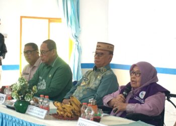 Ruwaida Ismet Mile saat menghadiri Bimbingan Teknis (Bimtek) Peningkatan Kapasitas bagi Pengurus Posyandu 6 Bidang Standar Pelayanan Minimal (SPM) Desa Tingkat Kabupaten Bone Bolango Tahun 2026 untuk wilayah Suwawa Cs di Aula Kantor Desa Boludawa, Kecamatan Suwawa, Kamis (27/8/2026). (F.Indra/Diskominfo)