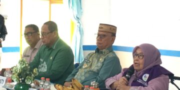Ruwaida Ismet Mile saat menghadiri Bimbingan Teknis (Bimtek) Peningkatan Kapasitas bagi Pengurus Posyandu 6 Bidang Standar Pelayanan Minimal (SPM) Desa Tingkat Kabupaten Bone Bolango Tahun 2026 untuk wilayah Suwawa Cs di Aula Kantor Desa Boludawa, Kecamatan Suwawa, Kamis (27/8/2026). (F.Indra/Diskominfo)