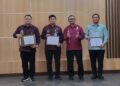 Kepala Badan Keuangan dan Pendapatan Daerah (BKPD) Bone Bolango, Abdul Halim Katilie saat menerima penghargaan Treasury Award di Aula Ambua KPPN Provinsi Gorontalo