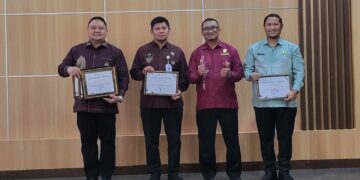 Kepala Badan Keuangan dan Pendapatan Daerah (BKPD) Bone Bolango, Abdul Halim Katilie saat menerima penghargaan Treasury Award di Aula Ambua KPPN Provinsi Gorontalo