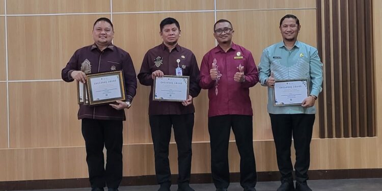 Kepala Badan Keuangan dan Pendapatan Daerah (BKPD) Bone Bolango, Abdul Halim Katilie saat menerima penghargaan Treasury Award di Aula Ambua KPPN Provinsi Gorontalo