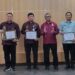 Kepala Badan Keuangan dan Pendapatan Daerah (BKPD) Bone Bolango, Abdul Halim Katilie saat menerima penghargaan Treasury Award di Aula Ambua KPPN Provinsi Gorontalo