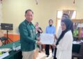 Kepala Dinas Dukcapil Kabupaten Bone Bolango, Oktavianus SW Rahman, saat menghadiri kegiatan Isbat Nikah Terpadu sekaligus menyerahkan dokumen kependudukan di Desa Bondawuna, Kecamatan Suwawa Selatan, Kamis (27/8/2026). (F. Istimewa)