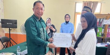 Kepala Dinas Dukcapil Kabupaten Bone Bolango, Oktavianus SW Rahman, saat menghadiri kegiatan Isbat Nikah Terpadu sekaligus menyerahkan dokumen kependudukan di Desa Bondawuna, Kecamatan Suwawa Selatan, Kamis (27/8/2026). (F. Istimewa)