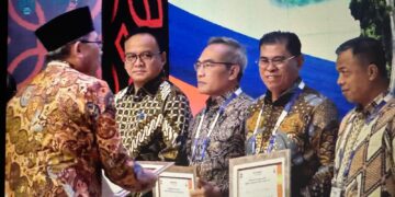 Sekretaris Daerah Bone Bolango, Iwan Mustapa saat menerima Penghargaan Indeks Keinsinyuran Daerah (IKD) Tahun 2026.