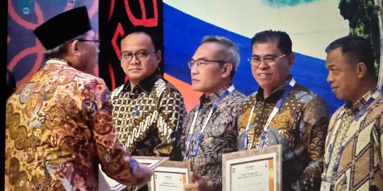 Sekretaris Daerah Bone Bolango, Iwan Mustapa saat menerima Penghargaan Indeks Keinsinyuran Daerah (IKD) Tahun 2026.