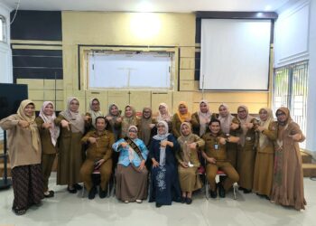 Bunda PAUD Bone Bolango, Ruwaida Ismet Mile saat foto bersama usai Rapat Koordinasi Pembahasan Rencana Tindaklanjut Program/Kegiatan PAUD Kabupaten Bone Bolango Tahun 2026 di Aula Bappeda Litbang Bone Bolango, Senin (31/8/2026). (F.Indra/Diskominfo)