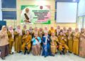 Bunda PAUD Bone Bolango, Ruwaida Ismet Mile saat foto bersama usai Rapat Koordinasi Pembahasan Rencana Tindaklanjut Program/Kegiatan PAUD Kabupaten Bone Bolango Tahun 2026 di Aula Bappeda Litbang Bone Bolango, Senin (31/8/2026). (F.Indra/Diskominfo)