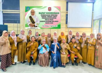 Bunda PAUD Bone Bolango, Ruwaida Ismet Mile saat foto bersama usai Rapat Koordinasi Pembahasan Rencana Tindaklanjut Program/Kegiatan PAUD Kabupaten Bone Bolango Tahun 2026 di Aula Bappeda Litbang Bone Bolango, Senin (31/8/2026). (F.Indra/Diskominfo)