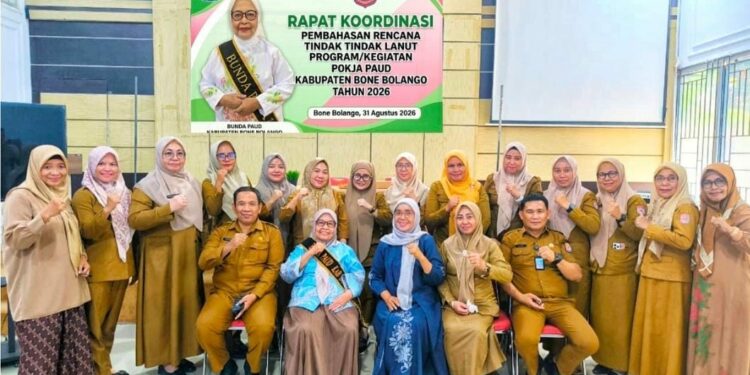 Bunda PAUD Bone Bolango, Ruwaida Ismet Mile saat foto bersama usai Rapat Koordinasi Pembahasan Rencana Tindaklanjut Program/Kegiatan PAUD Kabupaten Bone Bolango Tahun 2026 di Aula Bappeda Litbang Bone Bolango, Senin (31/8/2026). (F.Indra/Diskominfo)