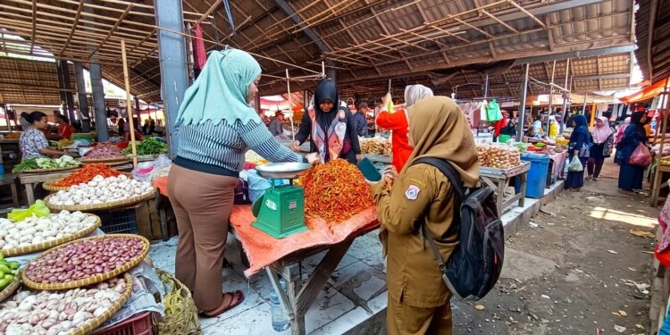 Pemantauan harga bahan pokok di Pasar Talumopatu