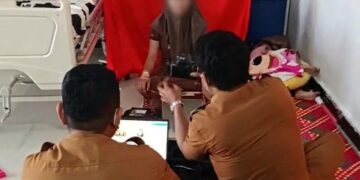 Dukcapil Bone Bolango melakukan pelayanan perekaman KTP-el secara langsung di Rumah Sakit Umum Daerah Toto Kabila, kepada seorang siswa berusia 17 tahun, yang sedang menjalani perawatan karena kondisi kesehatan.