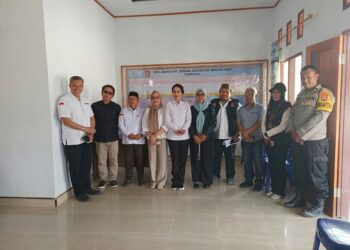 Anggota DPRD Provinsi Gorontalo saat turun langsung meninjau warga terdampak kekeringan di Desa Libungo, Suwawa Selatan, Rabu (9/9/2026). (F. Istimewa)
