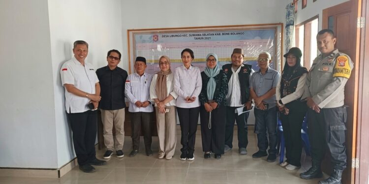 Anggota DPRD Provinsi Gorontalo saat turun langsung meninjau warga terdampak kekeringan di Desa Libungo, Suwawa Selatan, Rabu (9/9/2026). (F. Istimewa)
