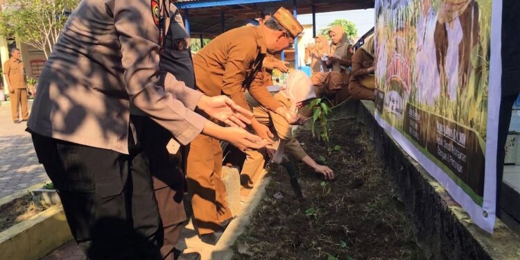 Sekda Iwan Mustapa saat memimpin Gerakan Tanam Cabai di SDN 5 Tilongkabila, Senin (28/9/2026)