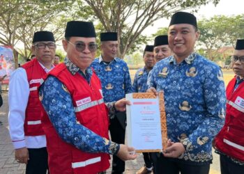 Sekda Iwan Mustapa saat menyerahkan sertifikat penghargaan kepada relawan donor darah.