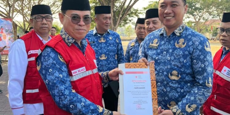 Sekda Iwan Mustapa saat menyerahkan sertifikat penghargaan kepada relawan donor darah.