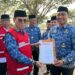 Sekda Iwan Mustapa saat menyerahkan sertifikat penghargaan kepada relawan donor darah.