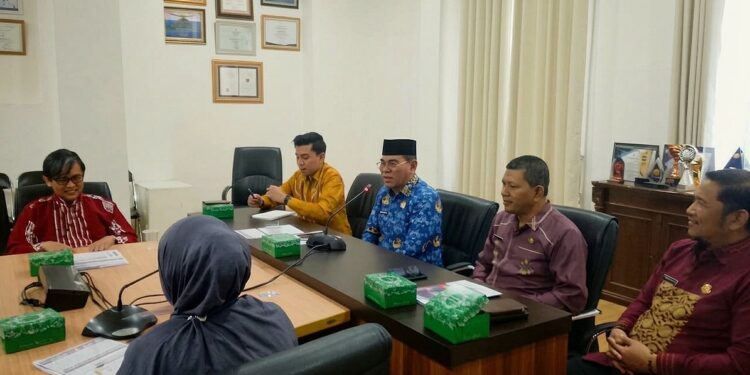 Sekda Iwan Mustapa saat mengikuti Rapat Implementasi Kawasan Tanpa Rokok yang digelar di Ruang Rapat Sekda, Kamis (17/9/2026)