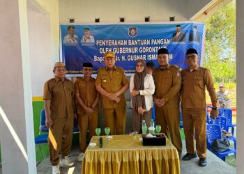 Gubernur Gusnar Ismail didampingi Kepala Dinas Ketahanan Pangan dan Pertanian Bone Bolango, Roswaty Agus saat menghadiri penyerahan bantuan pangan di Kecamatan Kabila