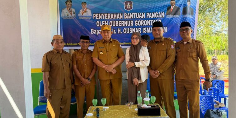 Gubernur Gusnar Ismail didampingi Kepala Dinas Ketahanan Pangan dan Pertanian Bone Bolango, Roswaty Agus saat menghadiri penyerahan bantuan pangan di Kecamatan Kabila