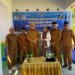Gubernur Gusnar Ismail didampingi Kepala Dinas Ketahanan Pangan dan Pertanian Bone Bolango, Roswaty Agus saat menghadiri penyerahan bantuan pangan di Kecamatan Kabila