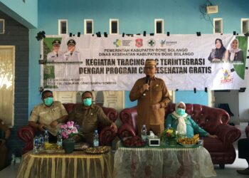 Bupati Ismet Mile saat menghadiri kegiatan Tracing TBC Terintegrasi dengan Program Cek Kesehatan Gratis di Kantor Desa Poowo Barat, Kecamatan Kabila, Selasa (1/9/2026). (F.Indra/Diskominfo)
