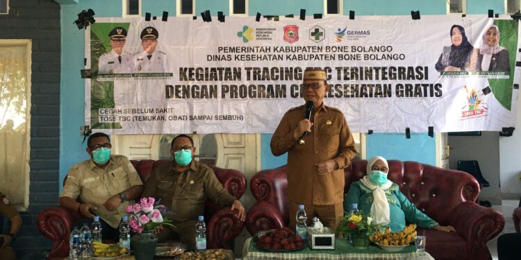 Bupati Ismet Mile saat menghadiri kegiatan Tracing TBC Terintegrasi dengan Program Cek Kesehatan Gratis di Kantor Desa Poowo Barat, Kecamatan Kabila, Selasa (1/9/2026). (F.Indra/Diskominfo)