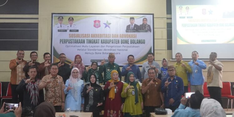 Bupati Ismet Mile saat membuka Sosialisasi Akreditasi dan Advokasi Perpustakaan Tingkat Kabupaten Bone Bolango dengan tema “Optimalisasi Mutu Layanan dan Pengelolaan Perpustakaan Melalui Standardisasi Akreditasi Nasional Menuju Bone Bolango Juara” di Aula Bappeda Litbang Bone Bolango, Kamis (3/9/2026). (F.Onal/Prokopim)