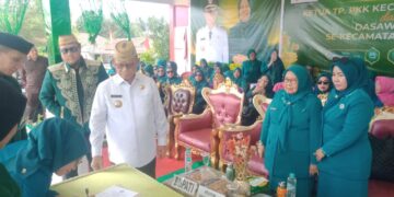 Ruwaida saat melantik Ketua TP PKK Kecamatan Bulawa dan Dasawisma di Lapangan Desa Kaidundu, Kecamatan Bulawa, Sabtu (5/9/2026). (F.Sandi/Diskominfo)