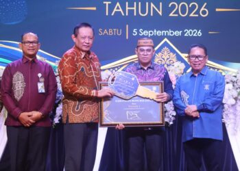 Sekda Iwan Mustapa saat menerima penghargaan Jamsostek Award 2026 yang diserahkan langsung oleh Gubernur Gusnar Ismail di Azlea Convention Center Gorontalo, Sabtu (5/9/2026) malam. (F.Yudi/Prokopim)