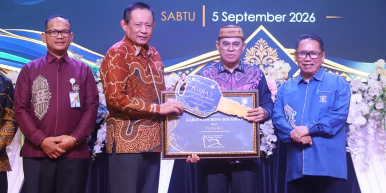Sekda Iwan Mustapa saat menerima penghargaan Jamsostek Award 2026 yang diserahkan langsung oleh Gubernur Gusnar Ismail di Azlea Convention Center Gorontalo, Sabtu (5/9/2026) malam. (F.Yudi/Prokopim)