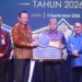 Sekda Iwan Mustapa saat menerima penghargaan Jamsostek Award 2026 yang diserahkan langsung oleh Gubernur Gusnar Ismail di Azlea Convention Center Gorontalo, Sabtu (5/9/2026) malam. (F.Yudi/Prokopim)
