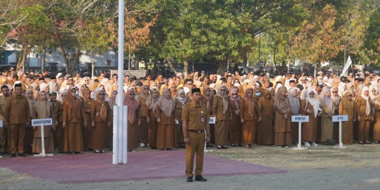Pelaksanaan apel kerja di lingkungan Pemerintah Kabupaten Bone Bolango yang berlangsung di Lapangan Alun-Alun Bone Bolango, Senin (7/9/2026). (F. Onal/Prokopim)