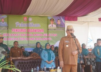 Bupati Ismet Mile saat memberikan sambutan pada pelantikan Pengurus Dasawisma se-Kecamatan Bulango Selatan, Selasa (8/9/2026). (F.Onal/Prokopim)